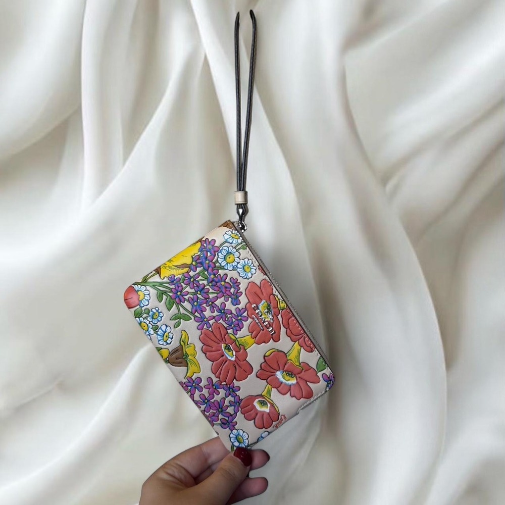 Y2K vintage Coach floral print in ivory multi wristlet